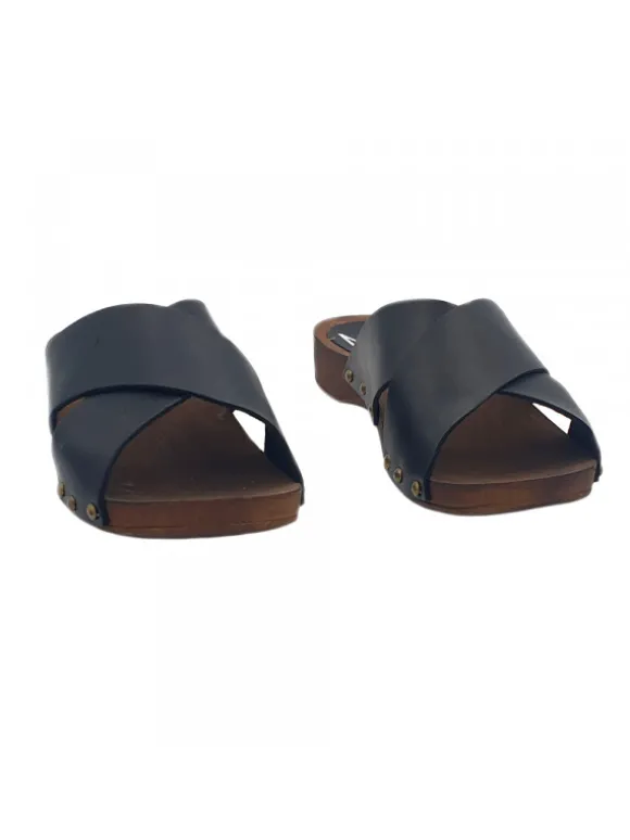 BLACK CLOGS WITH CROSSED LEATHER BANDS