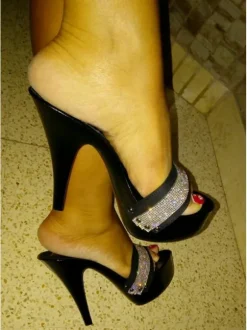 BLACK CLOGS WITH PASTE