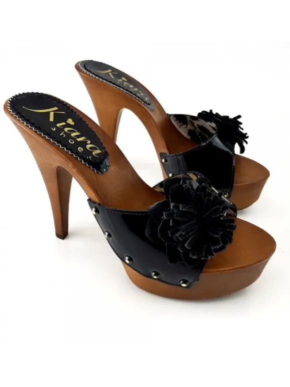 BLACK PATENT LEATHER CLOGS WITH FLOWER