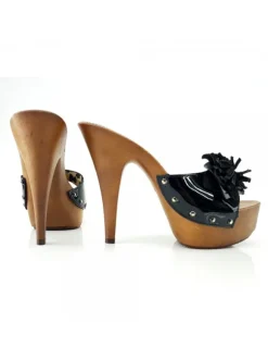 BLACK PATENT LEATHER CLOGS WITH FLOWER