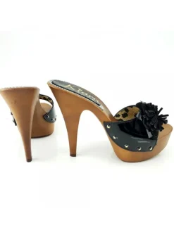 BLACK PATENT LEATHER CLOGS WITH FLOWER