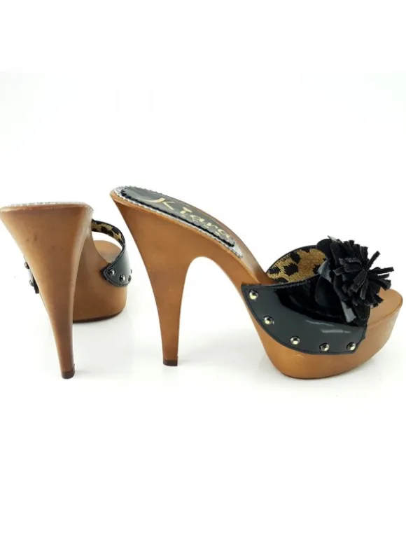 BLACK PATENT LEATHER CLOGS WITH FLOWER