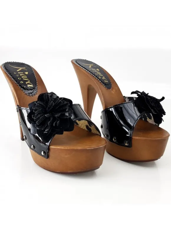 BLACK PATENT LEATHER CLOGS WITH FLOWER