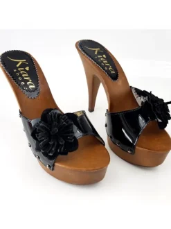 BLACK PATENT LEATHER CLOGS WITH FLOWER