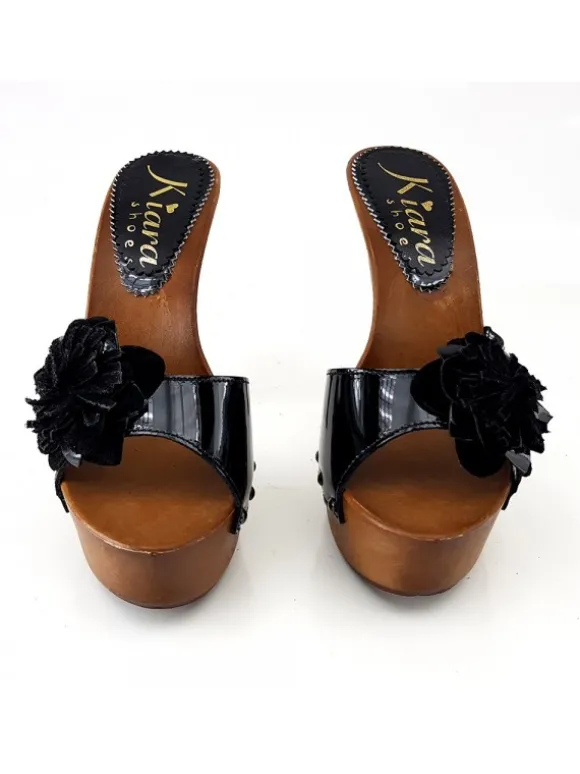 BLACK PATENT LEATHER CLOGS WITH FLOWER