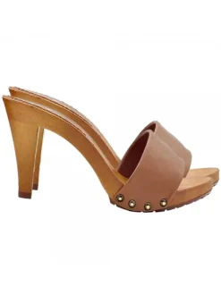 COMFORTABLE LEATHER-COLORED CLOGS