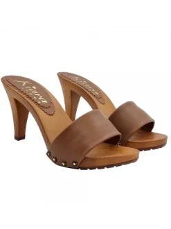 COMFORTABLE LEATHER-COLORED CLOGS