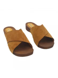 LOW BROWN CLOGS WITH CROSSED BANDS