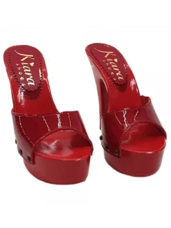 RED CLOGS IN PATENT LEATHER