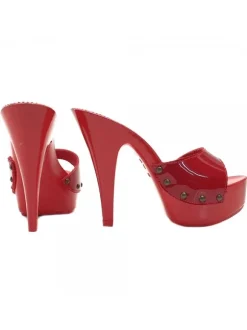 RED CLOGS IN PATENT LEATHER