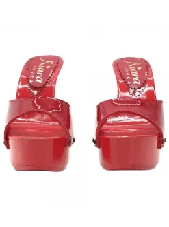 RED CLOGS IN PATENT LEATHER