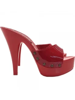 RED CLOGS IN PATENT LEATHER