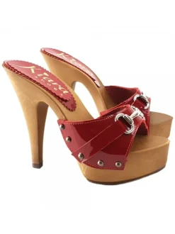 RED PATENT LEATHER CLOGS WITH ACCESSORY